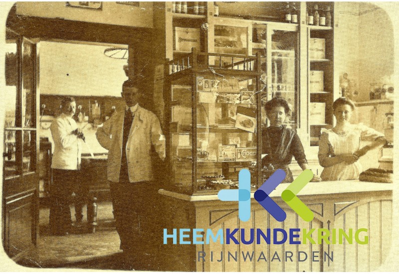 Winkel Lutjenhuis verbonden met winkel Slagerij Peet Links J.Peet Helemaal rechts Stien Verborg naast haar Dora Lutjenhuis-Pastoor